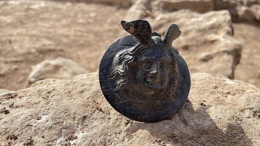 Археологи обнаружили 1,800-летнюю медаль с головой Медузы 2