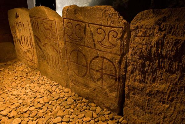 Kungagraven: una tomba gigante con simboli misteriosi intorno 4